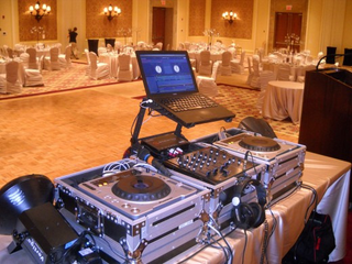Illustration for article titled Top 7 Qualities of Professional Wedding DJs